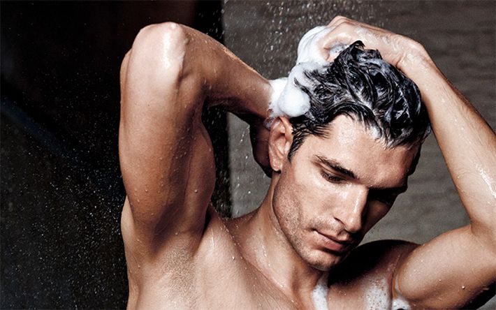 Image result for mężczyzna myjący włosy